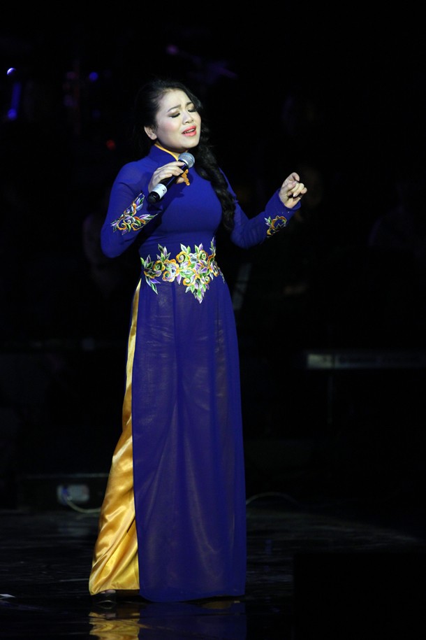 Cũng vào dịp 30/4/2012, ca sĩ Anh Thơ biểu diễn bài "Xa khơi" tại Nhà hát lớn Hà Nội và nhận được sự cổ vũ nhiệt tình của khán giả. Những năm gần đây, Anh Thơ được xem là ca sĩ thể hiện được ca khúc "Xa khơi" khá trọn vẹn. (Theo vietnamnet)