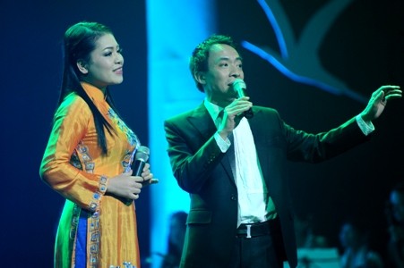 Việt Hoàn cùng Anh Thơ trình bày lại Tình ta biển bạc đồng xanh - bài hát được rất nhiều khán giả yêu thích trong suốt nhiều năm qua. (Theo vnmedia)