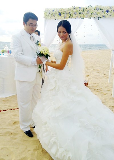 Hoa hậu đẹp nhất châu Á và chú rể người Trung Quốc, Liu Jia đã có một đám cưới lãng mạn và ấm cúng ngày 23/10/2010 với sự góp mặt của gần 70 khách mời là người thân và bạn bè trên bãi biển của khu resort Eden, đảo Phú Quốc. (Theo zing)