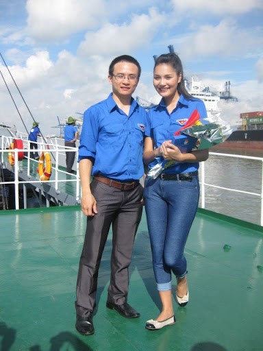 Hoa hậu Hương Giang cùng tham gia "Hành trình về biển đảo quê hương 2011" do TƯ Đoàn TNCS Hồ Chí Minh tổ chức. (Theo hpu)