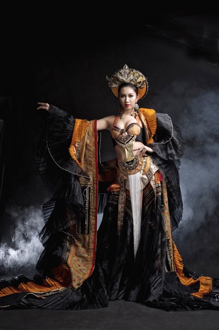 Lấy cảm hứng từ trang phục của các cô gái Mông, bộ váy của Thúy Ngân không chỉ mang vẻ đẹp dịu dàng, quyến rũ mà còn "rực lửa" bởi sự cắt xén khéo léo của NTK.