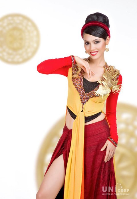 Bộ trang phục mang tên “Tinh hoa Việt" với 2 màu chủ đạo là đỏ và vàng, được thiết kế phá cách dựa trên sự kết hợp giữa nghệ thuật thêu tay truyền thống và các chất liệu lụa mới nhất.