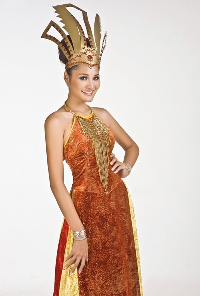 Người đẹp Hương Giang cũng mang trang phục lấy ý tưởng từ hình tượng mẹ Âu Cơ trong truyền thuyết đi dự Miss Worl 2009.