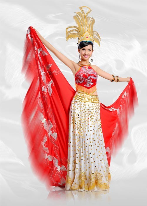 Người đẹp Phan Thị Mơ tự tin khoe lưng trần với yếm đỏ thêu rồng trong đêm chung kết cuộc thi Miss Asia USA diễn tại Redondo Performing Arts Center, California, Mỹ.