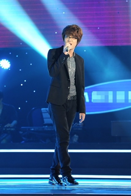 Thí sinh Bùi Anh Tuấn trong phần thể hiện ca khúc "Nơi tình yêu bắt đầu" tại The Voice.