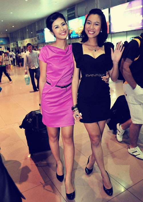 Hoa hậu Ngọc Hân và Phước Hạnh (Top 10 HHVN 2010) khoe vẻ tươi tắn dù mới vừa trải qua một chặng bay dài. (Theo ngoisao)