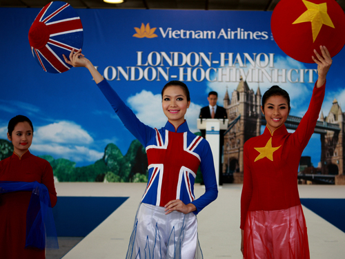 Toàn bộ áo dài nằm trong bộ sưu tập của Nhà thiết kế Minh Hạnh, lấy ý tưởng từ các họa tiết trong trang phục của Hoàng gia Anh được kết hợp khéo léo và tinh tế với các màu sắc trang phục dân tộc Việt.