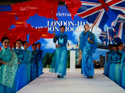 Buổi khai trương đường bay Việt – Anh diễn ra tại sân bay Gatwick London diễn ra vào tháng 12/2011. (Theo NLĐ)