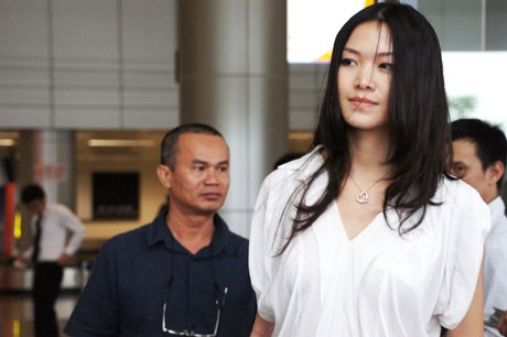 Xuất hiện tại sân bay Đà Nẵng vào tháng 4/2012, Hoa hậu Việt Nam 2008 gây sự chú ý với chiều cao nổi bật và gương mặt đẹp dù hầu như không trang điểm.