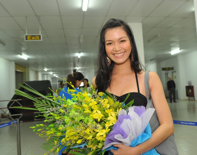 Xuất hiện tại sân bay Hải Phòng vào tháng 8/2010, Thùy Dung làm hành khách tại sân bay ngỡ ngàng vì vẻ đẹp rạng rỡ của hoa hậu Việt Nam.