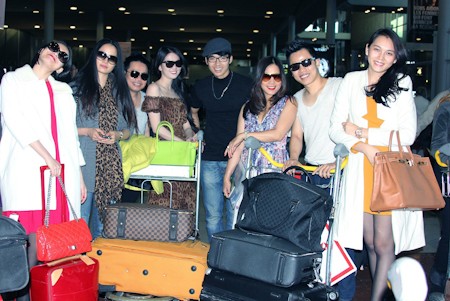 Người mẫu Ngọc Thạch cùng các đồng nghiệp tại sân bay trong chuyến đi tới Công quốc Monaco vào tháng 3/2012.