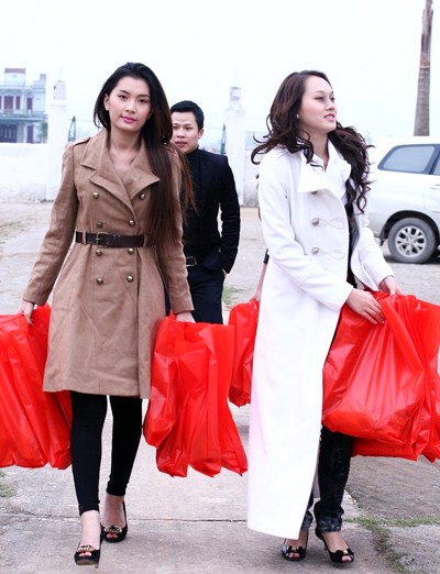 Hai siêu mẫu Ngọc Thạch và Lan Hương có chuyến đi về Nghệ An, trao tặng quà tết cho hơn 50 hộ nghèo. Số tiền này được quyên góp từ việc bán sách 'I Model'.