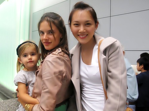 Ngọc Thạch tình cờ gặp siêu mẫu Alessandra Ambrosio cùng con trai ra sân bay đón chồng.