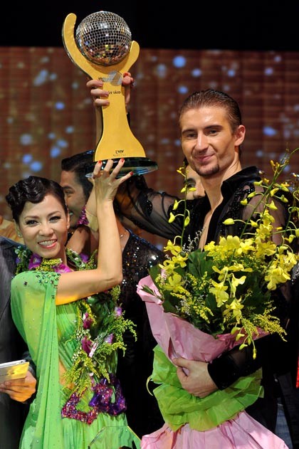 Cô từng gắn bó với bạn nhảy và nỗ lực trong cuộc thi Bước nhảy hoàn vũ 2011, cuộc thi đã mang lại ngôi vị vô địch sau những cố gắng hết mình của Thu Minh. (Theo VNE)
