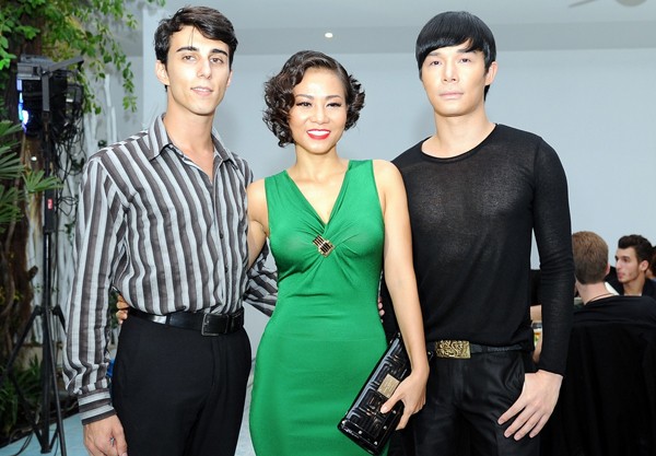 Nữ ca sĩ gợi cảm và nổi bật với váy bó sát màu xanh lá. Cô chụp ảnh cùng vũ công Alex (trái) và ca sĩ Nathan Lee. (Theo ngoisao)