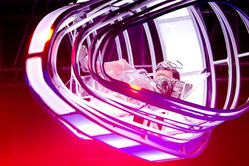 Màn xuất hiện ấn tượng và độc đáo trên phi thuyền không gian thả từ trên nóc sân khấu Lan Anh chỉ có trong liveshow của Hồ Ngọc Hà. Trong bối cảnh này, cô tạo hình người ngoài hành tinh, mặc trang phục thiết kế đính kim loại bắt sáng đẹp mắt.