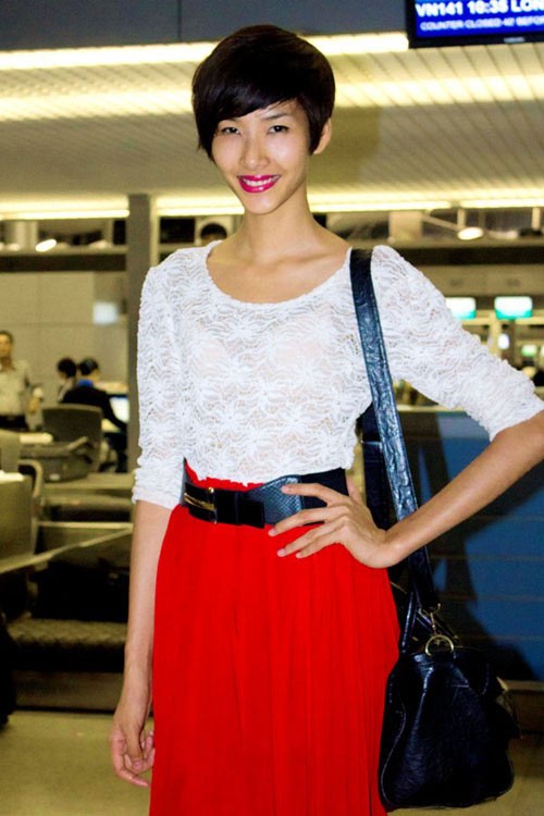 Hoàng Thùy có mặt tại sân bay Tân Sơn Nhất vào tháng 6/2012 để chuẩn bị sang châu Âu 7 ngày cho những hoạt động như tham quan và chụp ảnh thời trang.