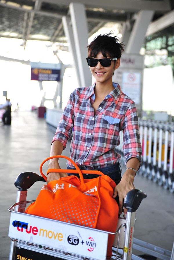 Hoàng Thùy đậm chất 'tomboy' tại sân bay Tân Sơn Nhất để chuẩn bị sang Thái Lan chụp hình vào tháng 1/2012. (Theo tin180)