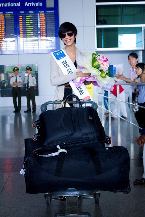 Sau một chuyến bay dài, cuối cùng Hoàng Thùy cũng có mặt tại sân bay Tân Sơn Nhất - TP.HCM vào tháng 3/2012.