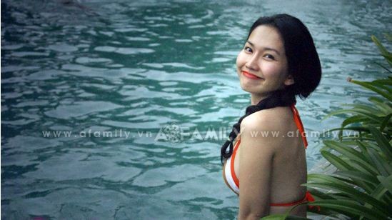 Kim Hiền luôn xinh đẹp và gợi cảm trong những trang phục bikini tại bể bơi. (Theo afamily)