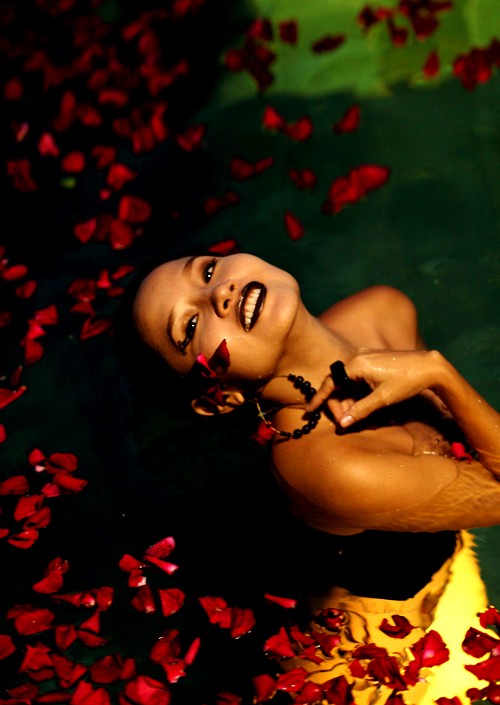 Nữ ca sĩ trang điểm theo phong cách liêu trai, đắm mình trong làn nước mát để quay clip minh họa cho album mới vào tháng 6/2012.