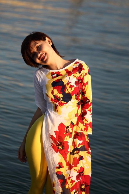 Mai Khôi cùng nhiếp ảnh gia Đại Ngô thực hiện một bộ ảnh với tà áo dài truyền thống được cách điệu trên biển Khánh Hòa để mừng xuân mới vào tháng 1/2012.