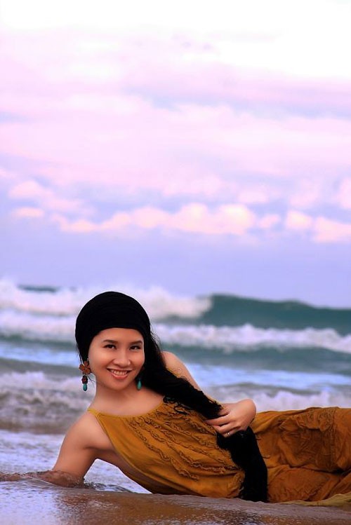 Lấy cảm hứng từ vẻ đẹp của biển tại chính quê hương Khánh Hòa, ca sỹ Mai Khôi có dịp khoe vẻ đẹp đằm thắm và cũng rất phụ nữ của mình trước biển vào tháng 3/2010.