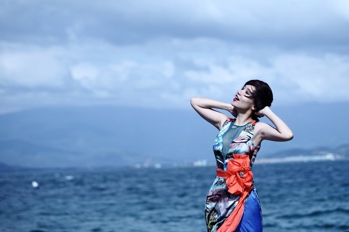 Nhân chuyến đến Cam Ranh thực hiện MV, Mai Khôi đã có bộ ảnh mới cực dịu dàng vào tháng 2/2012.