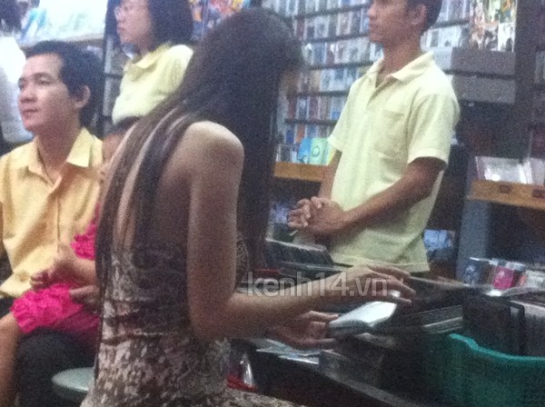 Tối 23/6/2012, Thủy Tiên cùng Công Vinh đi mua DVD tại một cửa hàng băng đĩa ở trung tâm TP.HCM.