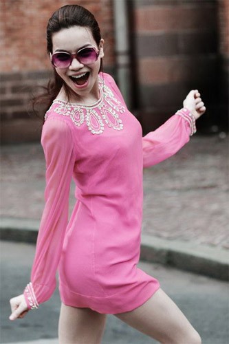 Hà Hồ cười tươi rạng rỡ khi khoác lên mình chiếc váy hồng nhạt.