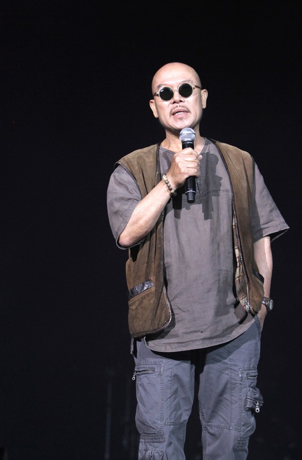 Với vai trò MC chương trình 'Và em sẽ hát', họa sĩ Thành Chương bất ngờ tiết lộ chuyện vợ chồng Mỹ Linh "ăn cơm trước kẻng".
