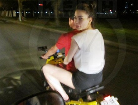 Trong phút ngẫu hứng vui chơi, ra đường hóng gió bằng xe gắn máy, vợ chồng Hà Hồ - Cường đô la đều “quên” không đội mũ bảo hiểm trong khu vực gần nhà riêng của Hà Hồ ở khu đô thị Phú Mỹ Hưng - quận 7 – TP.HCM.