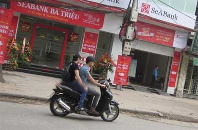 Hình ảnh ca sĩ Dương Triệu Vũ đi xe máy trên đường phố cổ Hà Nội không đội mũ bảo hiểm.