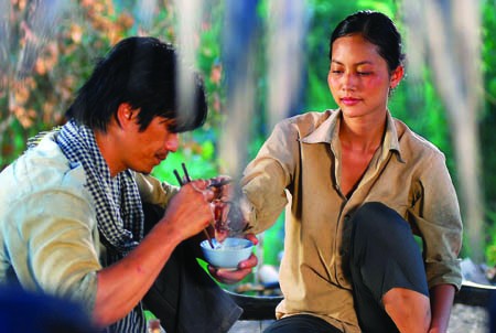Cánh đồng bất tận là một trong những bộ phim đưa tên tuổi Dustin Nguyễn gần hơn với khán giả Việt.