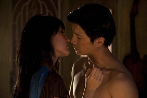 Nụ hôn da diết và đầy nghệ thuật của Kathy Uyên và Dustin Nguyễn trong 'Để mai tính'.