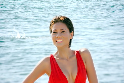 Ca sĩ khoe khuôn ngực đầy đặn, vóc dáng gợi cảm giữa trên biển Phuket (Thái Lan) tuyệt đẹp vào tháng 4/2010.