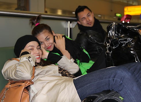 Hồ Ngọc Hà xuất hiện ở sân bay với quần jean áo jacket ấm áp. Cô cùng người bạn thân, Thanh Hằng tham gia chuyến lưu diễn ở Anh vào tháng 12/2010.