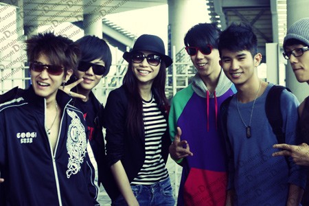 Hồ Ngọc Hà chụp ảnh lưu niệm cùng ban nhạc trẻ đến từ Thái tại sân bay Hàn Quốc. (Theo vietbao)