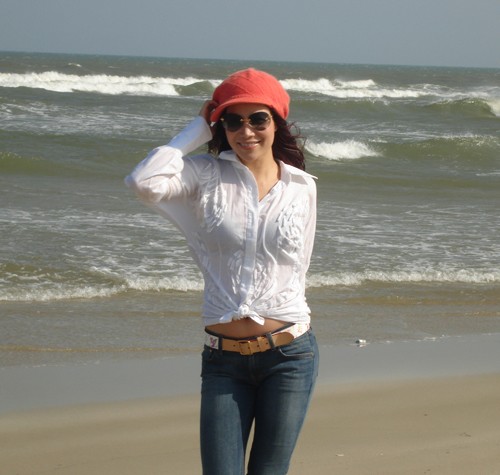 Hồ Quỳnh Hương vui chơi trên bãi biển vắng người nhân chuyến đi diễn xa tại một thành phố miền Trung vào tháng 4/2009.