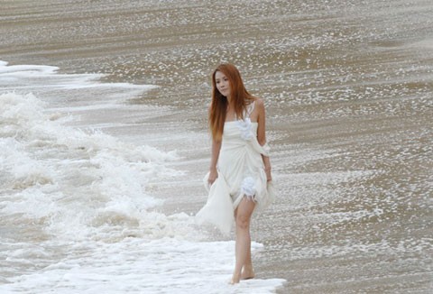 Nữ ca sĩ trong cảnh quay lãng mạn trên bờ biển Quảng Ngãi. (Theo VNE)