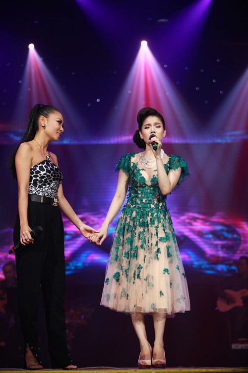 Trong đêm nhạc, Lệ Quyên lần lượt hát bằng con tim những ca khúc trong album mới mang tên "Tình khúc yêu thương".