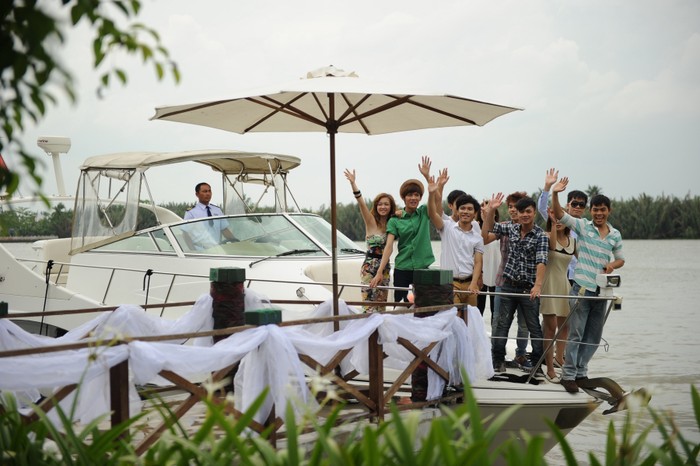 Trước khi bắt đầu những ngày tập luyện căng thẳng, Hà Hồ đã khá tâm lý khi dành một ngày để cho các thí sinh trong team thư giãn, 14 thành viên được đi du thuyền đưa tới một khu resort ven sông Sài Gòn để ăn uống và thư giãn.