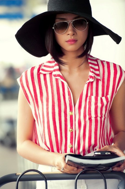 Chiếc mũ rộng vành, chiếc kính trẻ trung và trang phục giản dị - Ngô Thanh Vân diễn tả cảnh một cô gái trẻ ở sân bay khi mới xuống từ phi cơ.