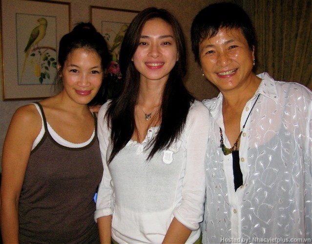 Tại sân bay Hồng Kông, cô cũng có dịp gặp mẹ con nhà diễn viên Eugena. (Theo Old)