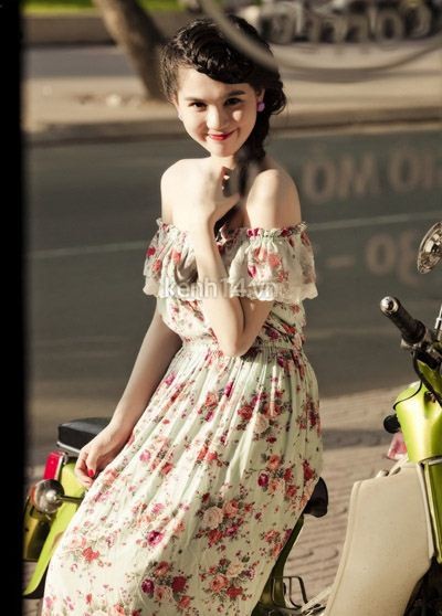 Khác với hình ảnh nóng bỏng thường thấy, Ngọc Trinh lại dịu dàng và cổ điển với váy hoa nổi bật giữa lòng Sài Gòn.