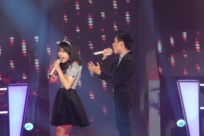 Xuất hiện trên sân khấu The Voice trong tập 2 vòng Đối đầu, Thái Trinh khiến khán giả mê mẩn trước sự lột xác hoàn toàn so với vòng Giấu mặt.