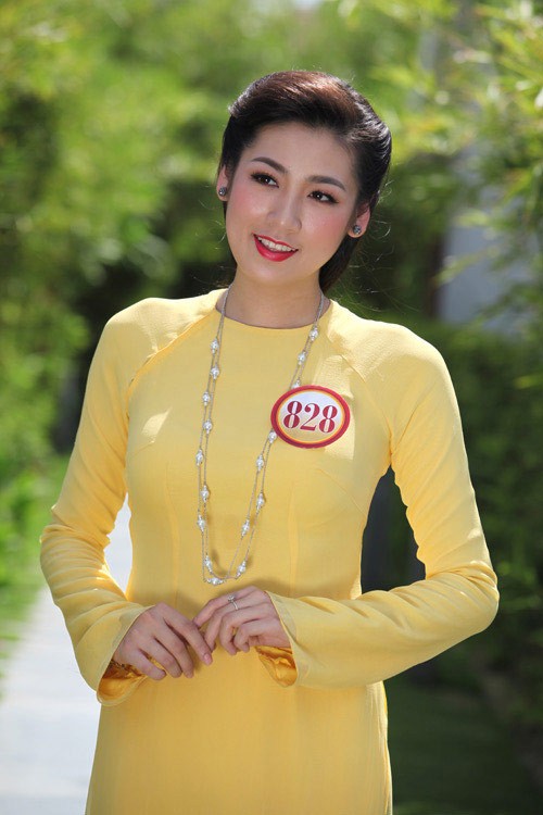 Dễ nhận thấy, Á hậu Dương Tú Anh đặc biệt yêu thích màu vàng khi cô "ưu ái" lựa chọn trang phục màu vàng để "có mặt" trong những sự kiện quan trọng. (Ảnh soha)