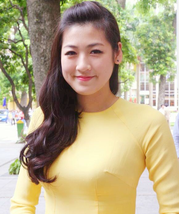 Á hậu Dương Tú Anh "trưng" áo dài vàng khi tham gia lễ khai giảng năm học mới của trường Học viện Báo chí và Tuyên truyền cùng với các sinh viên khác trong trường.