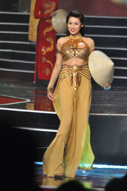Trong đêm chung kết Hoa hậu Việt Nam 2012, người đẹp Dương Tú Anh nhẹ nhàng, nền nã với áo dài màu vàng nâu.