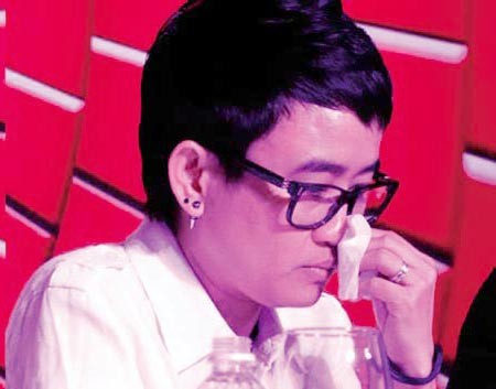 Giọt nước mắt của Phương Uyên trong cuộc họp báo đầy tai tiếng.